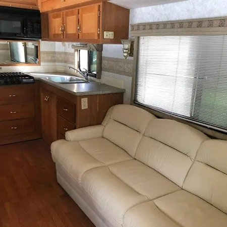Private 1-Bedroom Rv With Full Hookups And Direct Bus To Nyc Manhattan Only 2 Blocks Away